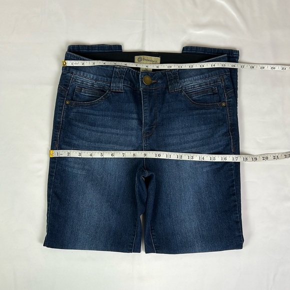 Democracy Women’s 8 Ab Technology Slimming Panels
Stretchy Skinny Leg Jean - Picture 6 of 9